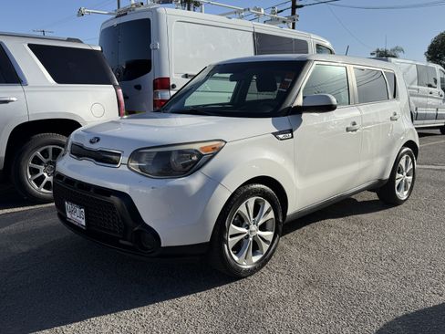 Used 2015 Kia Soul + image 2