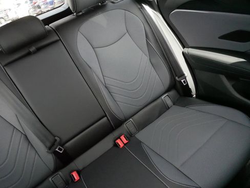 Certified 2025 Volkswagen Tiguan SE AWD/4WD image 14