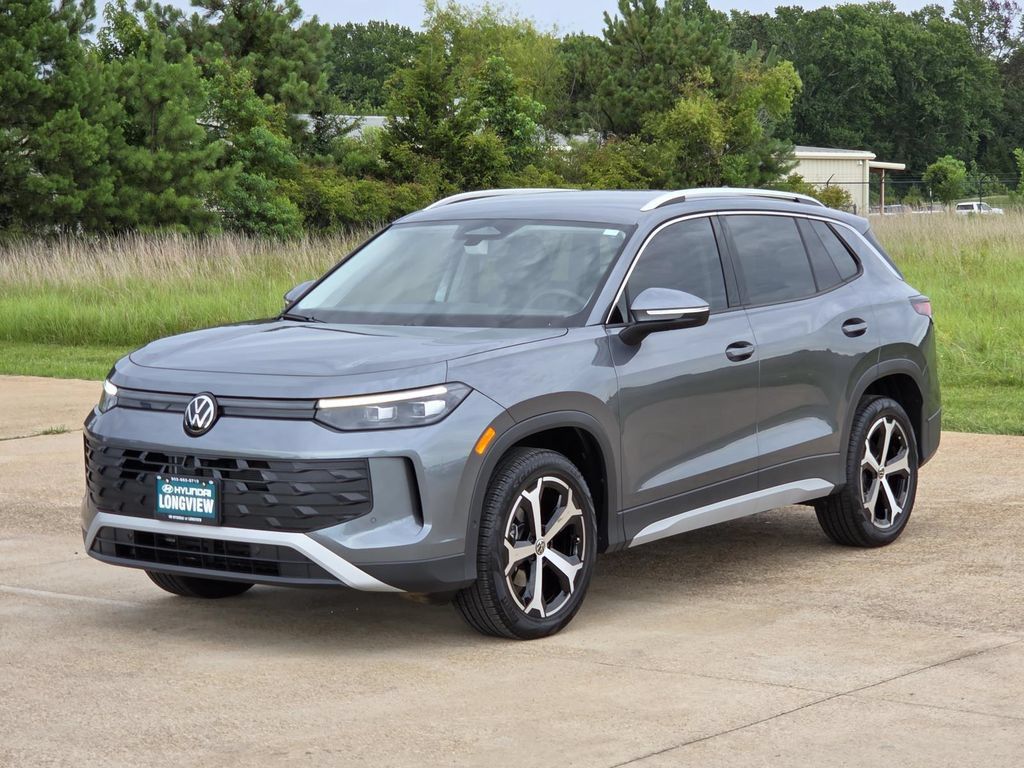 Used 2025 Volkswagen Tiguan SE FWD image 3
