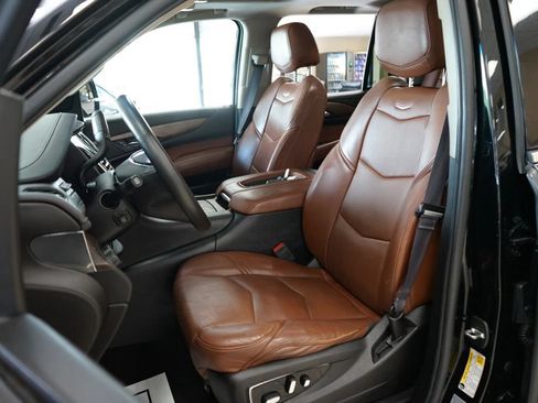 Used 2016 Cadillac Escalade Luxury AWD/4WD image 2