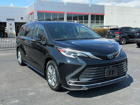 Certified 2023 Toyota Sienna Platinum AWD/4WD image 3