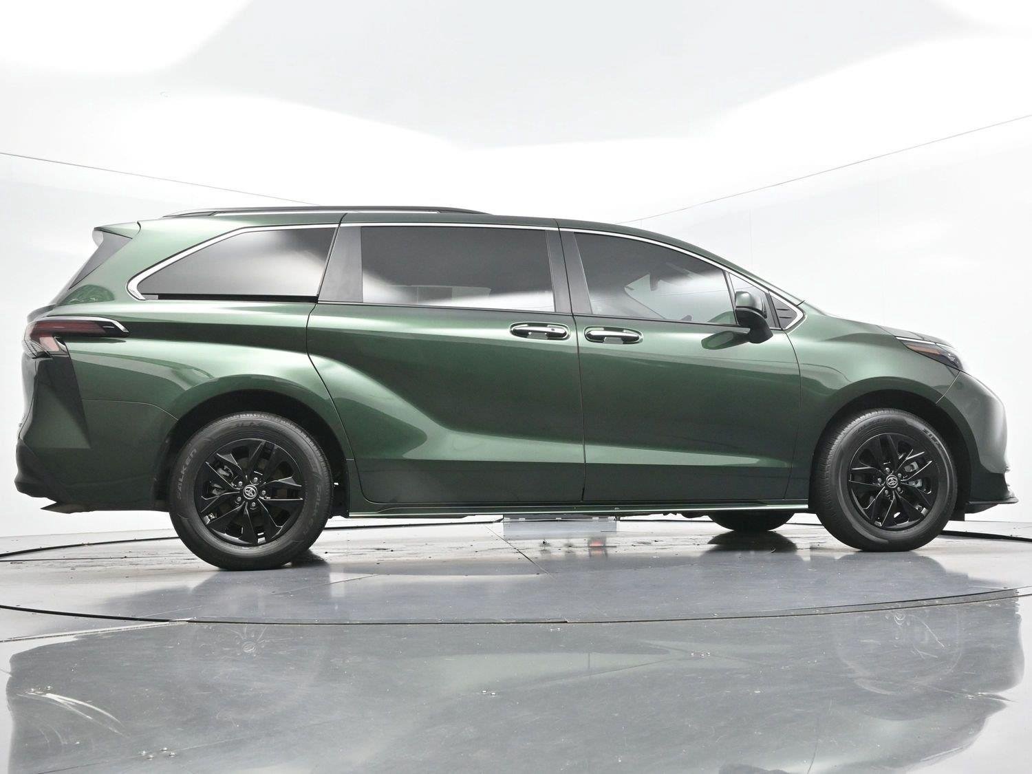 Used 2025 Toyota Sienna XLE FWD image 55