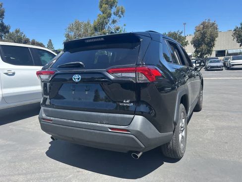 Used 2022 Toyota RAV4 LE AWD/4WD image 3