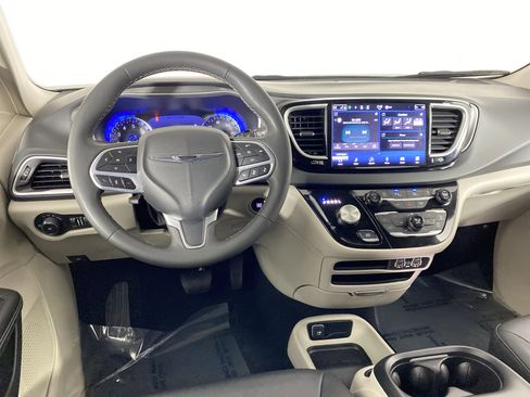 Used 2024 Chrysler Pacifica Touring-L image 19