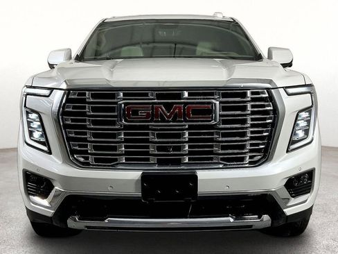 Used 2025 GMC Yukon Denali w/ Denali Reserve Package image 5