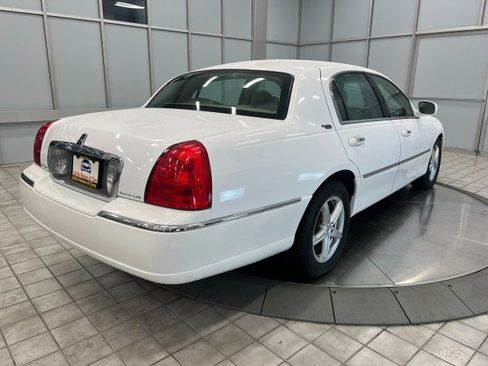 Used 2009 Lincoln Town Car Signature Limited image 7