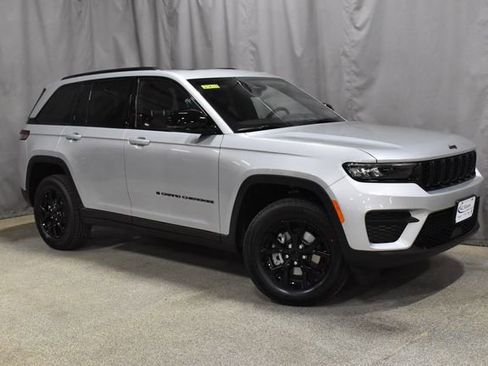 New 2025 Jeep Grand Cherokee Altitude image 4