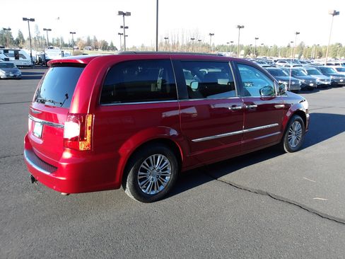 Used 2013 Chrysler Town & Country Touring-L w/ Entertainment Group #2 image 5