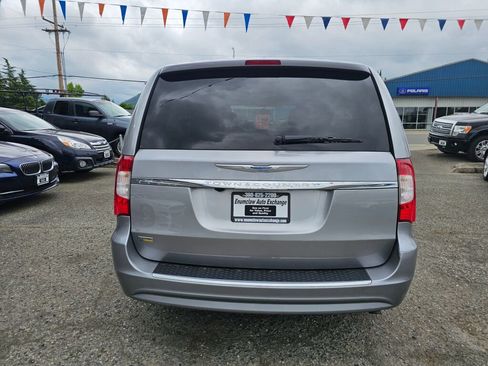 Used 2016 Chrysler Town & Country Touring image 6