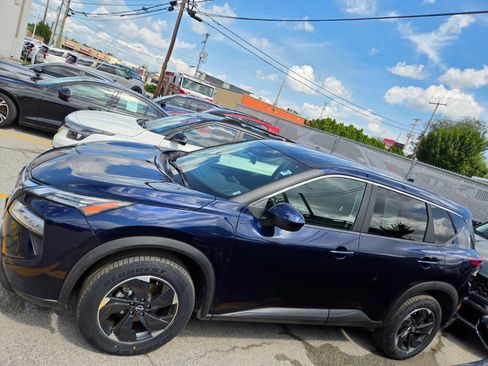 Used 2024 Nissan Rogue SV AWD/4WD image 11