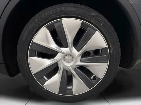 Used 2024 Tesla Model Y Long Range AWD/4WD image 26