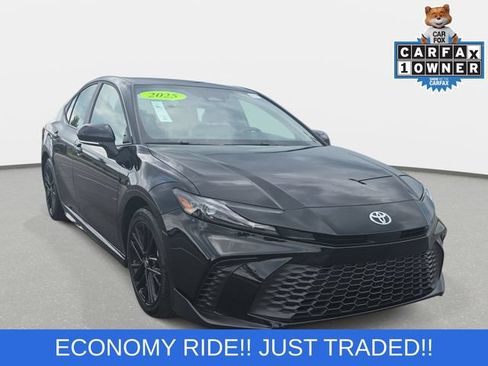 Used 2025 Toyota Camry SE FWD image 3