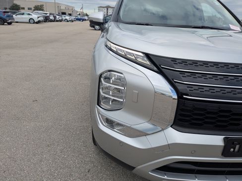 Used 2023 Mitsubishi Outlander SE image 12