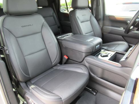 Used 2025 GMC Yukon Denali AWD/4WD image 9