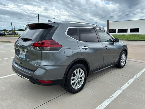 Used 2018 Nissan Rogue SV w/ Premium Package FWD image 5