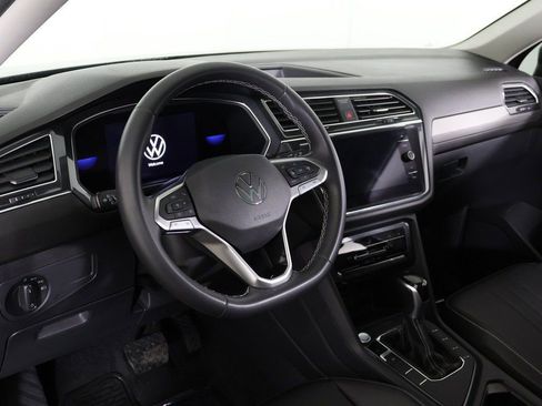 Used 2022 Volkswagen Tiguan SE w/ Panoramic Sunroof Package image 27