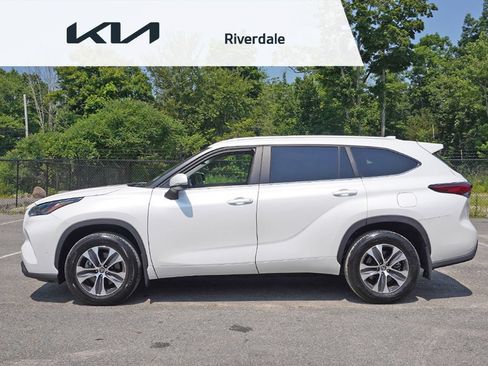 Used 2023 Toyota Highlander XLE AWD/4WD image 18