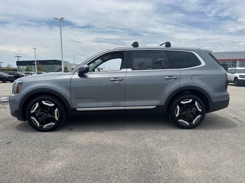 Used 2025 Kia Telluride EX w/ EX Captain's Chair Package FWD image 3