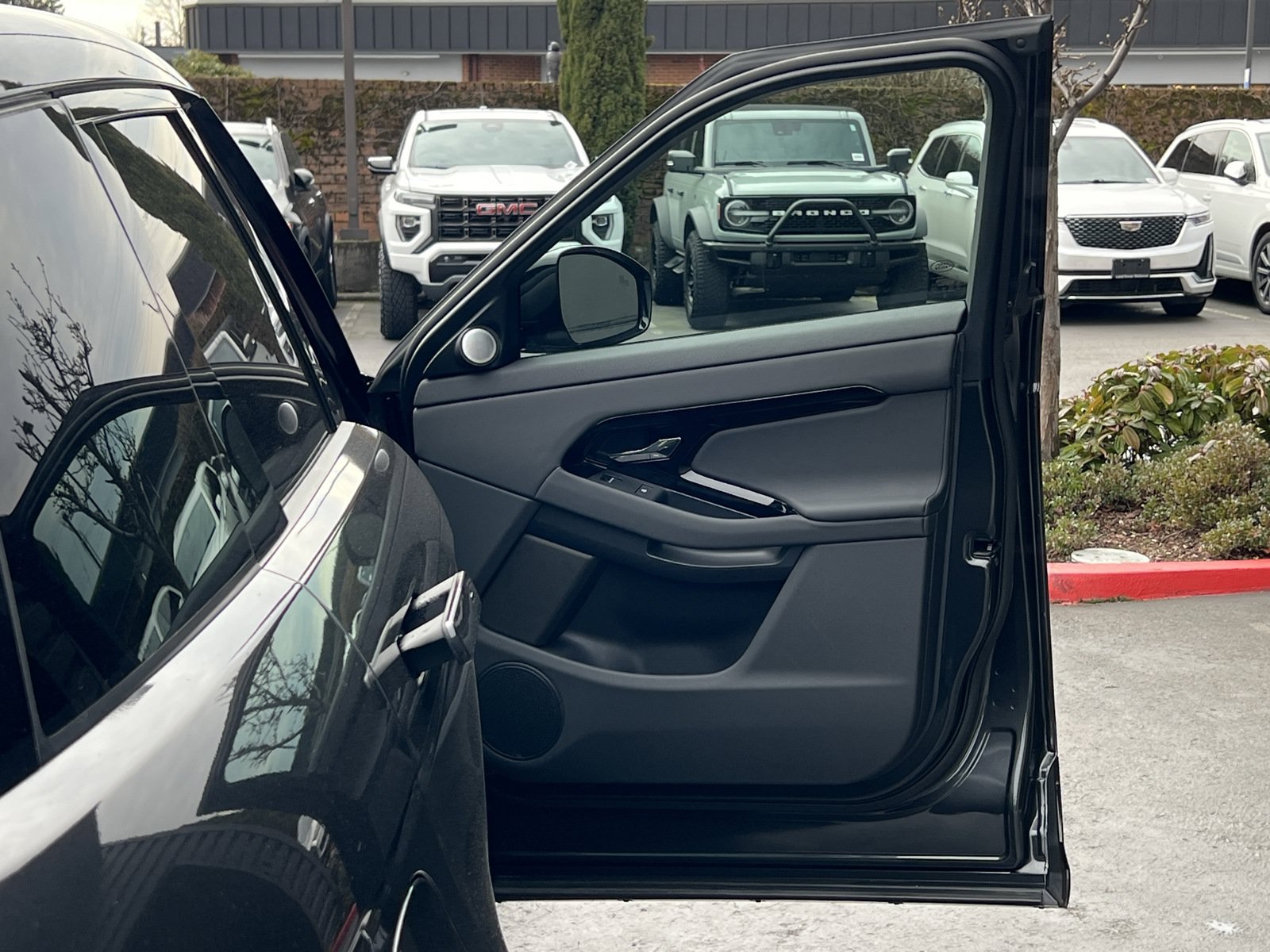 New 2025 Land Rover Range Rover Evoque Dynamic SE AWD/4WD image 7