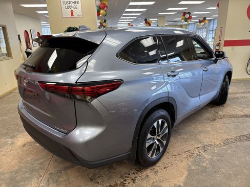 Used 2021 Toyota Highlander XLE image 11