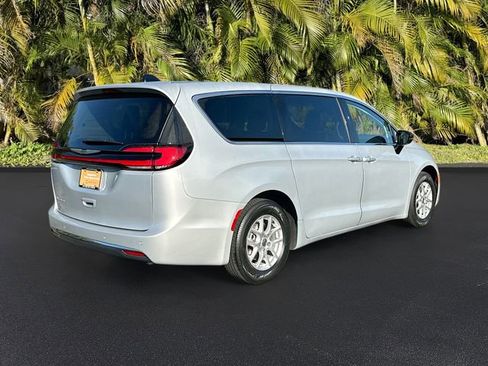 Used 2024 Chrysler Pacifica Touring-L image 5