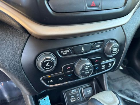 Used 2017 Jeep Cherokee Limited image 24