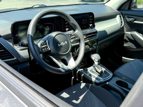 Used 2025 Kia Seltos LX AWD/4WD image 14