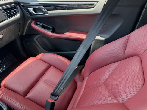 Certified 2023 Porsche Macan AWD/4WD image 18