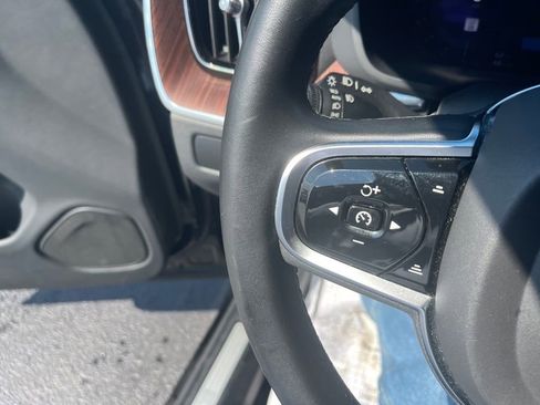 Used 2023 Volvo XC60 B5 Plus image 12