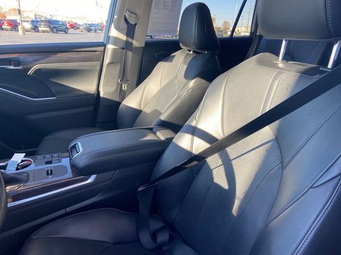 Used 2023 Toyota Highlander Limited image 14