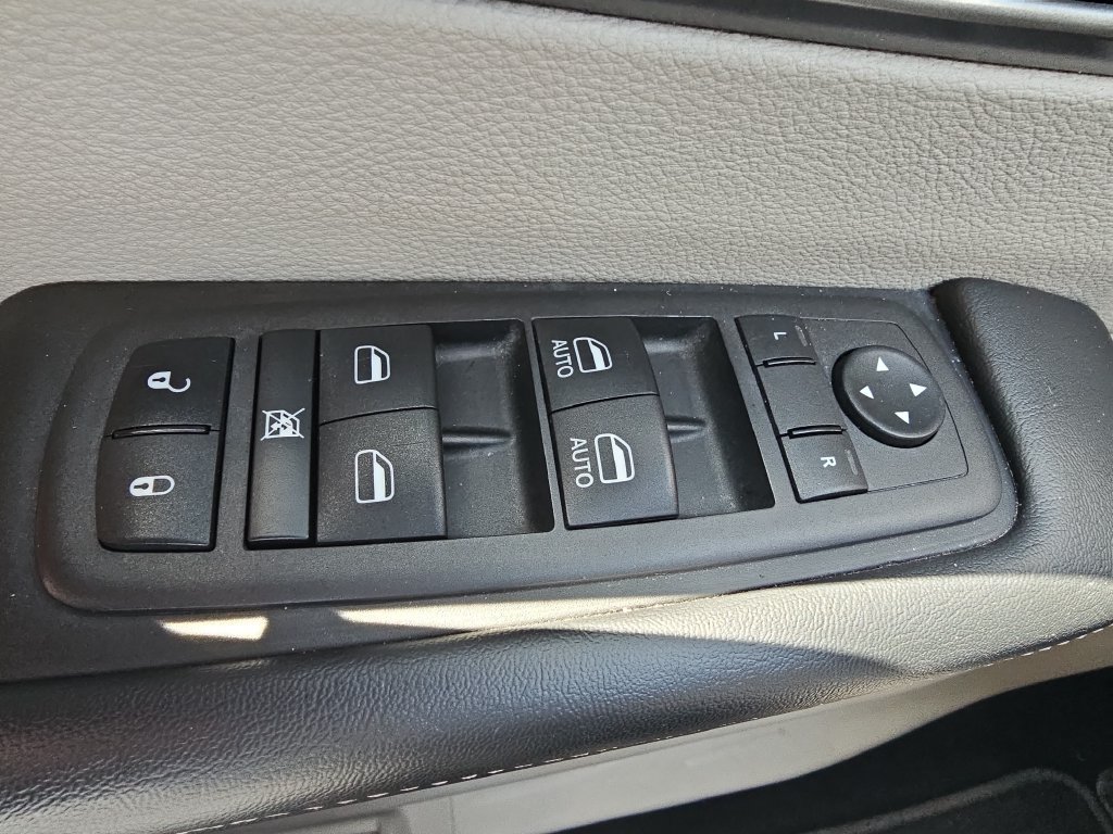 Used 2023 Chrysler Pacifica Touring-L FWD image 27