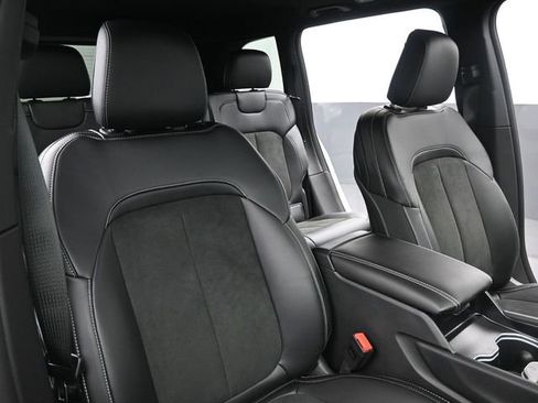 New 2025 Jeep Grand Cherokee Altitude AWD/4WD image 17