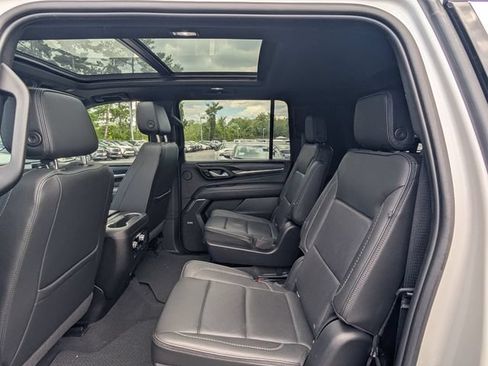 Used 2022 GMC Yukon XL Denali w/ Denali Premium Package AWD/4WD image 15