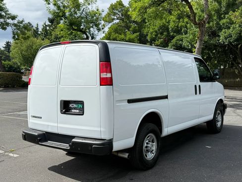 Used 2022 Chevrolet Express 2500 w/ Driver Convenience Package RWD image 6