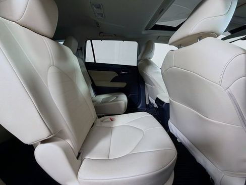 Used 2023 Toyota Highlander XLE AWD/4WD image 35