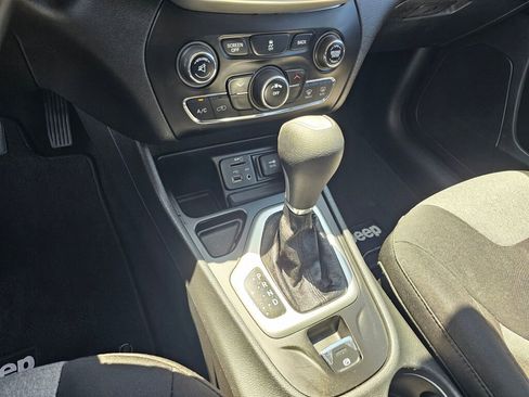 Used 2014 Jeep Cherokee Latitude FWD image 22
