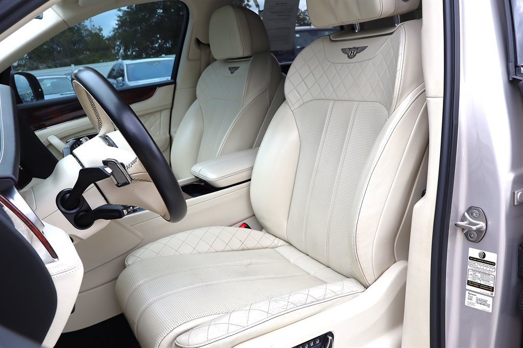 Used 2017 Bentley Bentayga AWD/4WD image 21