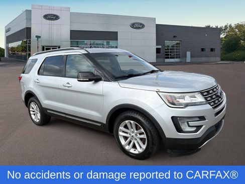 Used 2017 Ford Explorer XLT w/ Equipment Group 202A FWD image 2