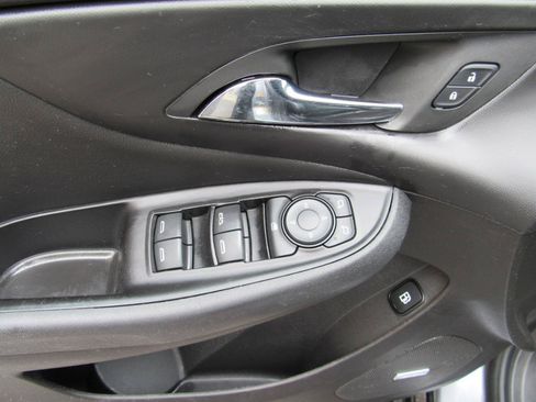 Used 2018 Chevrolet Volt Premier w/ Driver Confidence Package FWD image 16