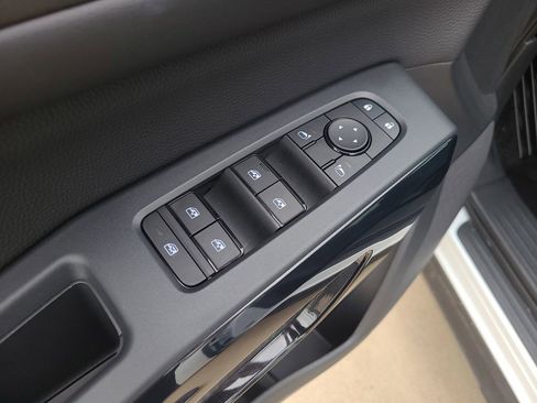 Certified 2025 Nissan Pathfinder SV image 19