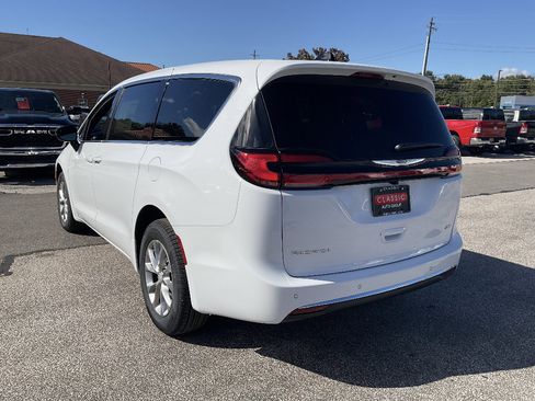 New 2026 Chrysler Pacifica Select AWD/4WD image 7