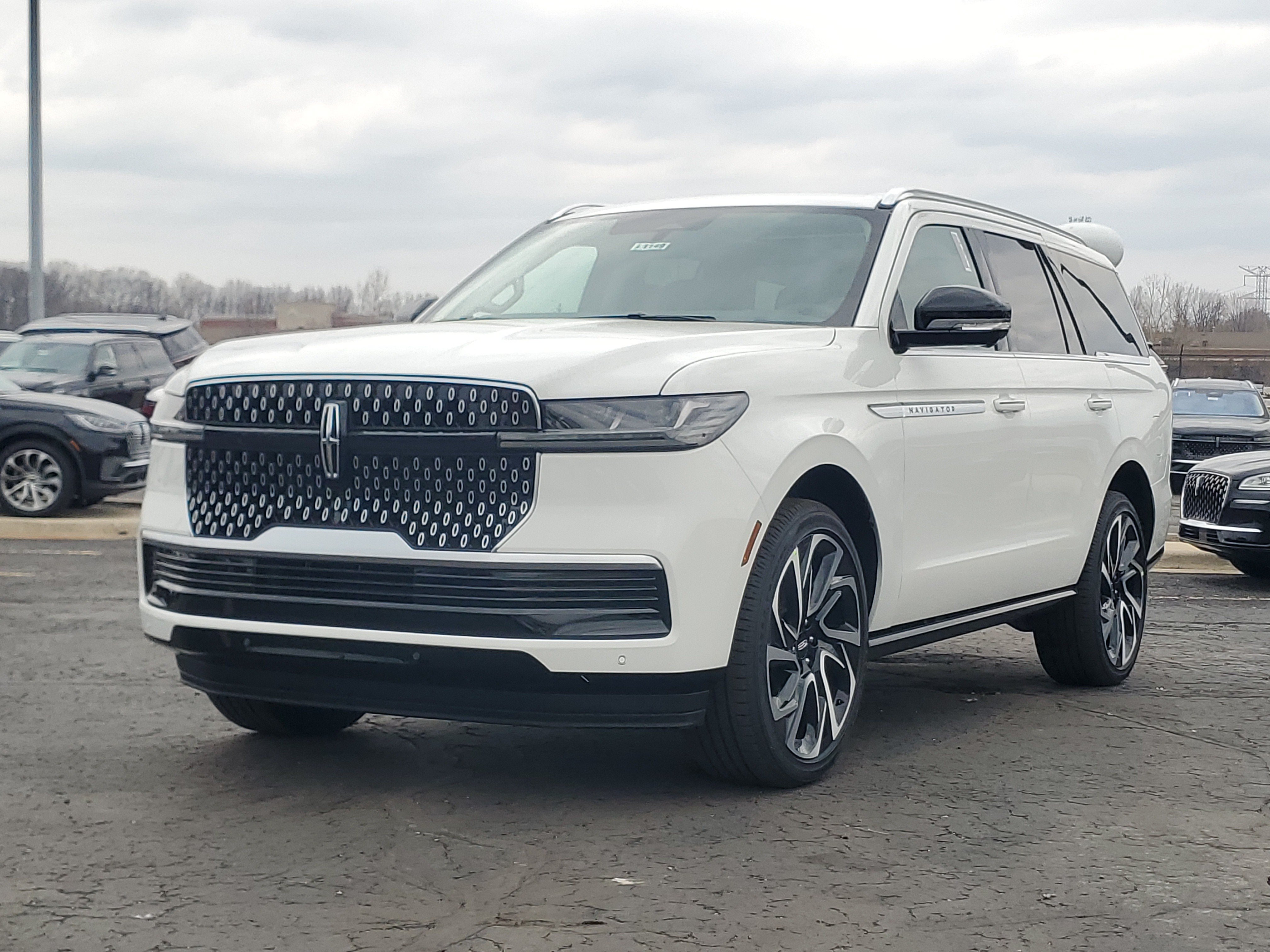 New 2026 Lincoln Navigator Reserve AWD/4WD image 2