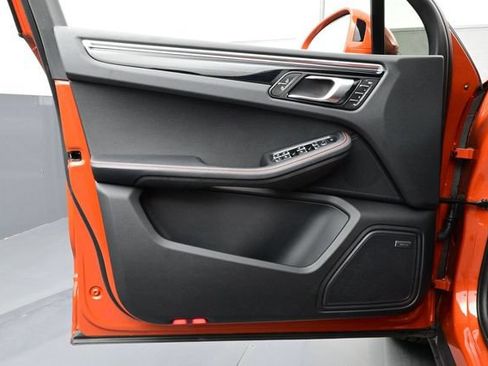 Certified 2025 Porsche Macan AWD/4WD image 7