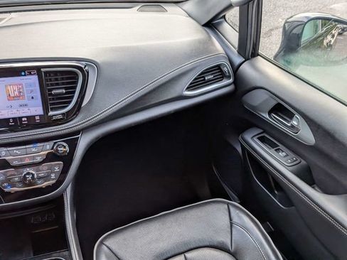 Used 2025 Chrysler Pacifica Limited FWD image 19