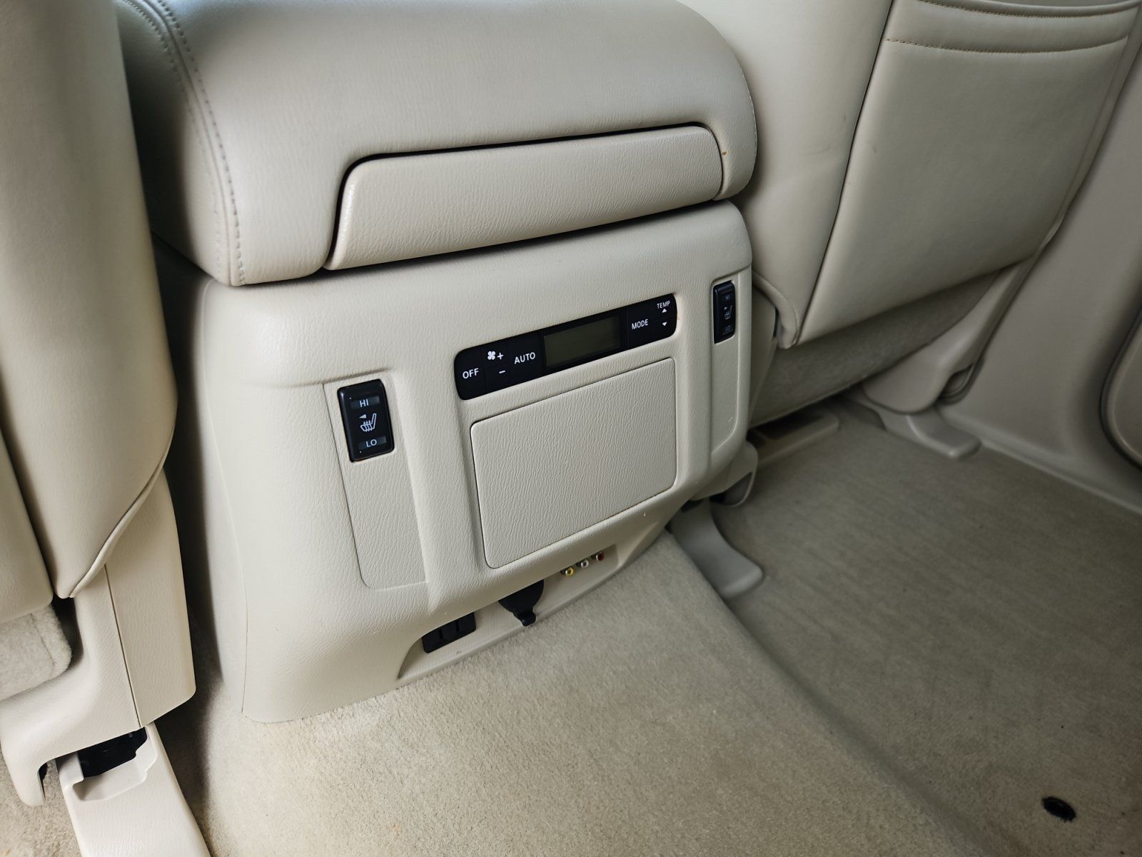 Used 2011 INFINITI QX56 4WD w/ Deluxe Touring Pkg image 14