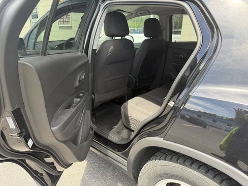 Used 2020 Chevrolet Trax LS w/ Tint and Cruise Package FWD image 10