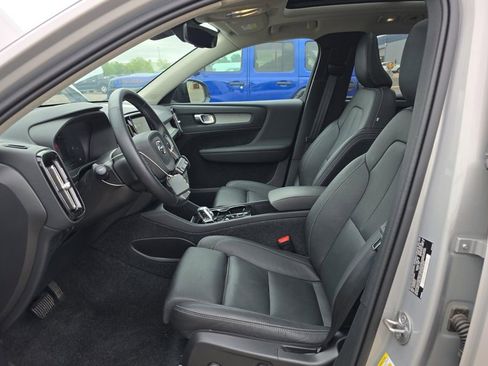 Used 2025 Volvo XC40 B5 Plus AWD/4WD image 2