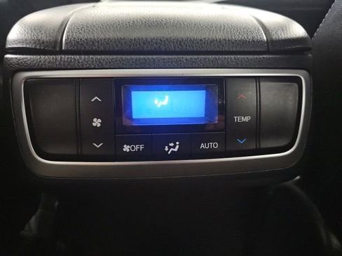 Used 2018 Toyota Highlander SE image 31