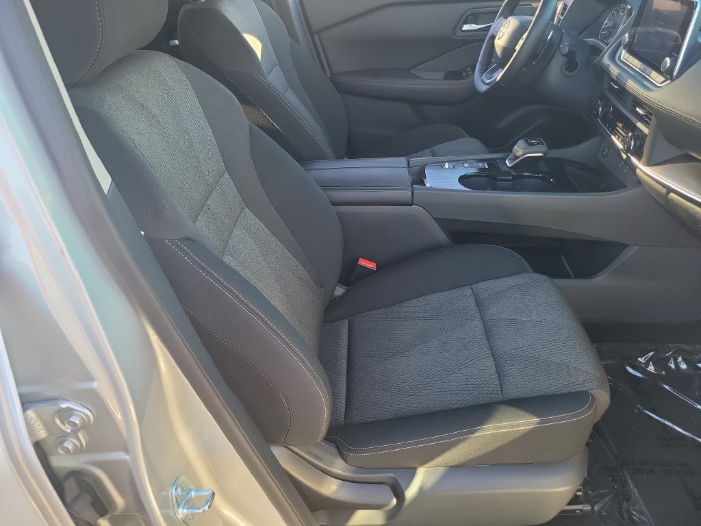 Used 2025 Nissan Rogue SV FWD image 12