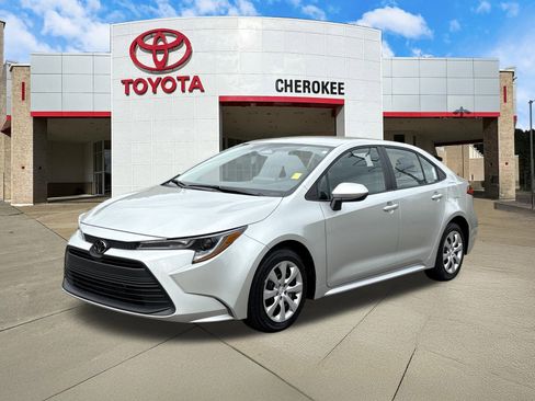 Used 2025 Toyota Corolla LE image 1